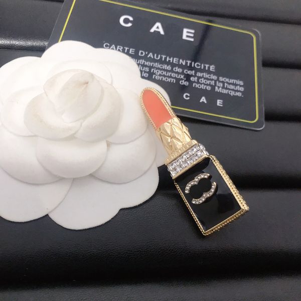 Boutique 18K Gold-plattierte Brosche Designer Neue Lippenstift-Form modische trendige Brosche hochwertiger Diamant eingelegtes Temperament Damen Broschen Matching Box