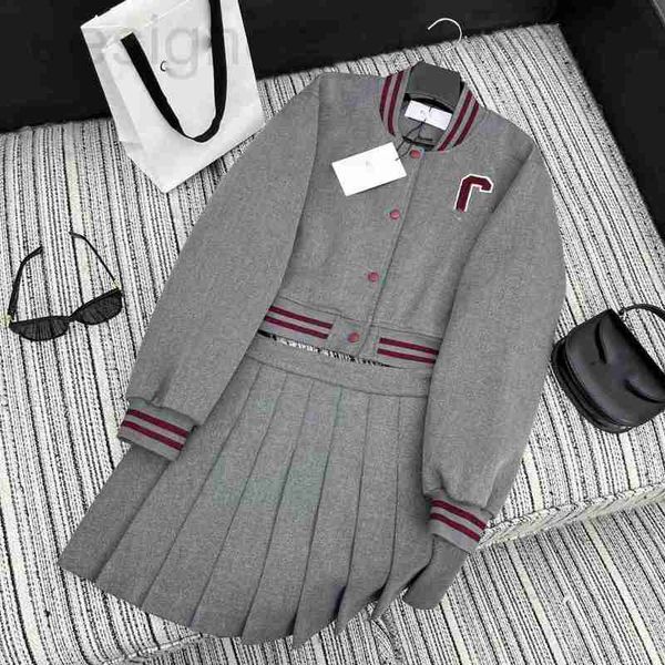 Дизайнер с двумя частями ранняя весна Новая академия CE Academy Style Letter Patch вышитая короткая куртка для куртки+складка юбки Skirt S7ul