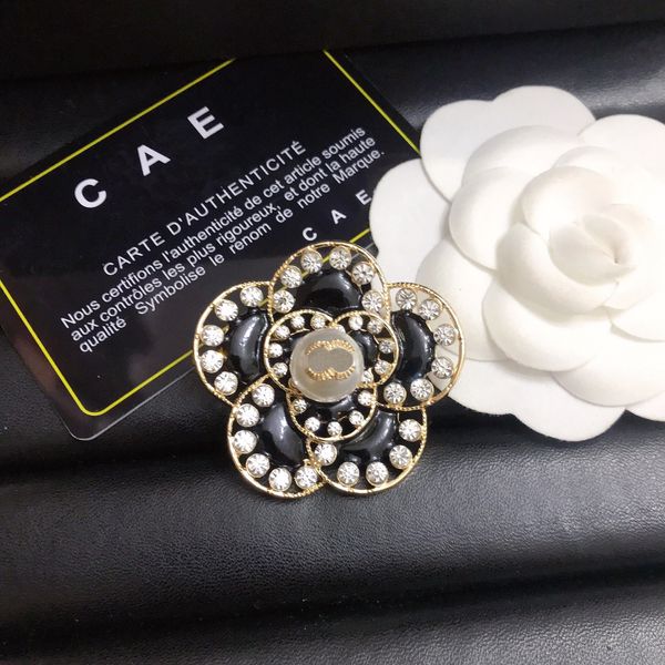 Luxo 18k Broche Branch Brand Designer Camellia Flor Flor Broche de Broche de Alta Qualidade Inlay Charming Girl Charming Girl de alta qualidade Caixa de combinação de broche