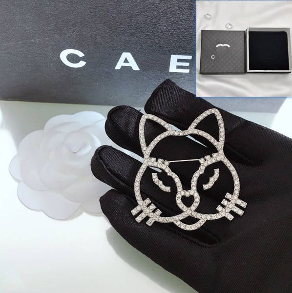 Boutique 925 Silver Plated Broche Brand Designer Novo Design em forma de CAT CABELA MOTEMENTE BROCH BROCH BROQUE DE HILIDADE INLAIDA BROCH BROOBH