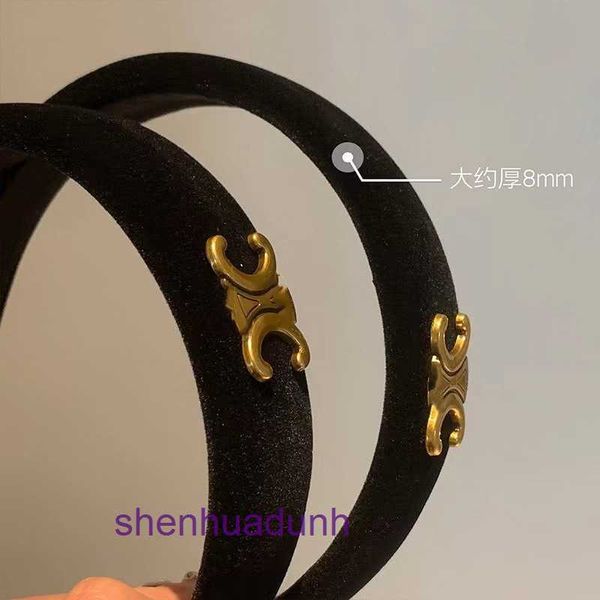 Werksausgang Großhandel Legierung Velvet Textur Haarclip für Frauen im Herbst und Winter High-End High-End High Skull Top Black Rottemperament Stirnband 8pjd