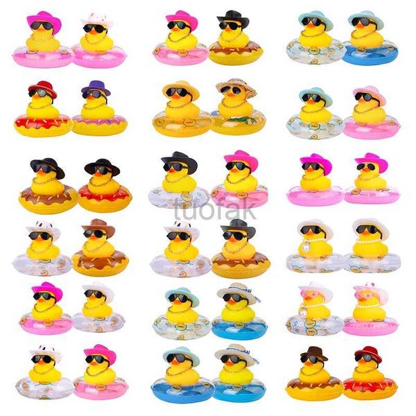 Toys da bagno 2 set Auto Duck Mini in gomma Duckies giocattolo Cashboard Giallo Jeep Duck Party Favore Decorazione Auto Auto Accessorio Ornamento D240507