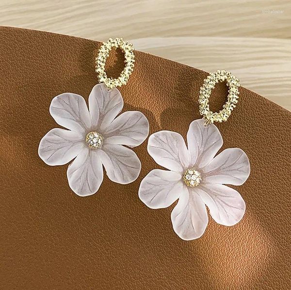 Brincos Dangle 2024 Flor branca de acrílica branca CRÍVEL PETAL FLORAL PETA GRANDE DAVA POR MUNIEL