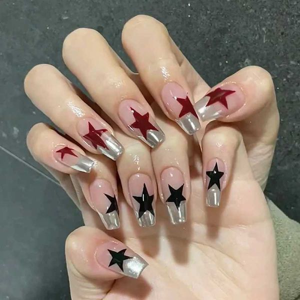 Ложные гвозди 24pcs y2k Cool Pass on Nails Red Black Пятиконечные звезды French False Flose Pactes Носимые поддельные кончики ногтей для девочек T240507