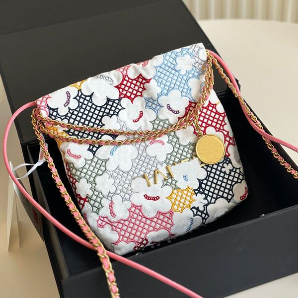 Fiori di ricamo multicolore Designer decorazione da 22 immondizia Tessuto in cotone Modello di cartone animato Caspiro in oro lettere di cabina da donna Borsa