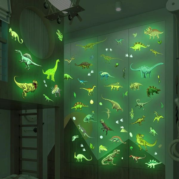 Adesivi adesivi da parete di dinosauro fumetto luminosi brillano nelle decalcomanie dei dinosauri scuri per bambini per bambini decorazione della decorazione della parete camera da letto