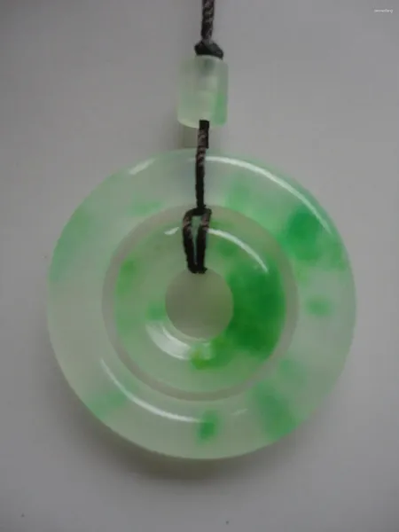 Dekorative Figuren gesammelt China Natural Green Jade Geschnitzt schöner Ringanhänger Amulett