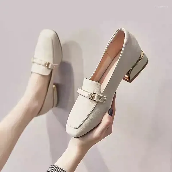 Sapatos casuais para mulheres de salto baixo elegante e elegante saltos grãos de saltos de decoração de metal calçados calçados quadrados vestido de dedão moda y2k a