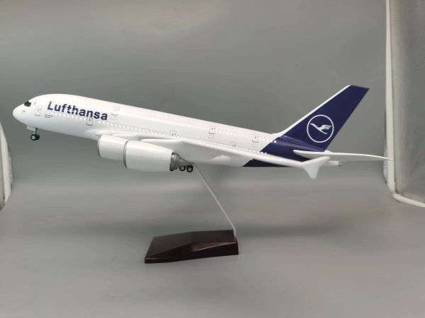 Миниатюры 1/160 Шкала A380 Lufthansa Airline Model 50,5 см самолет A380 с освещением и колесами Diecast Plastic Lainder для Colle