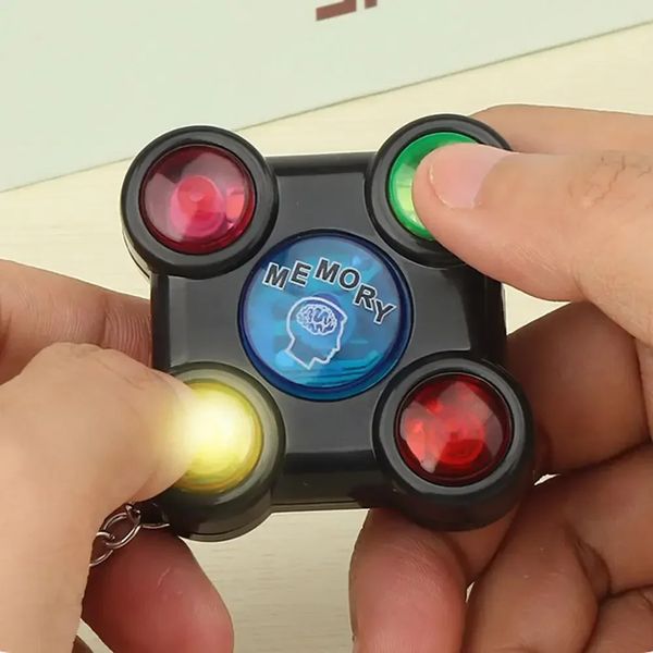 2023 Simon Game Console Elektronische Speicherübung für Kid Classic Toys Machine Handheld Kinder Kinder Geschenke 240430