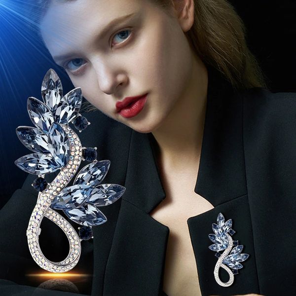 Spille di bouquet di corallo di Crystal Crystal progettato in modo lussuosamente intarsiata con un perno elegante del vestito retrò retrò Rhinestone Elegante regalo per banchetti 240507