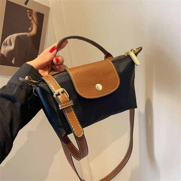 Meistverkaufte Crossbody -Tasche Neu 85% Werksförderung Mini -Tasche Neues Bun Dumpling Cognac Make -up -Telefon vielseitig für Frauen in der Sommertasche