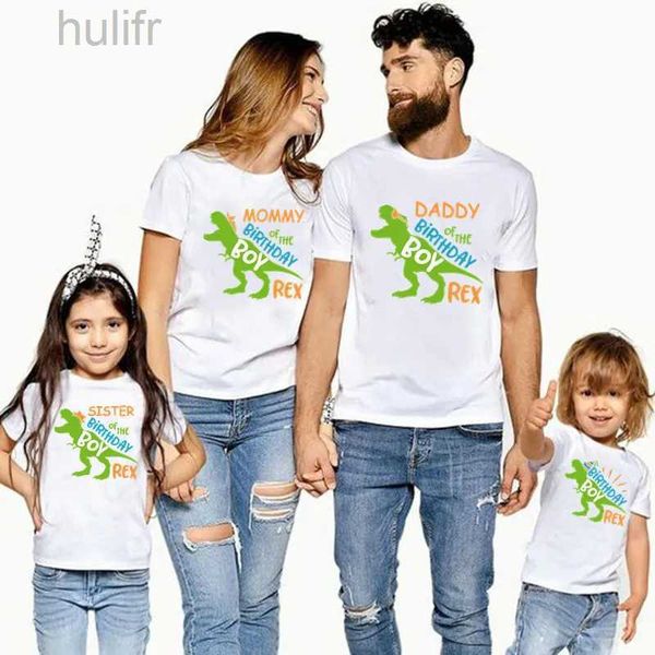 Família combinando roupas que combinam roupas familiares para o aniversário de menino dinossauro rex tem tema festas de família look t-shirt kids roupas roupas mãe mãe filho filho d240507