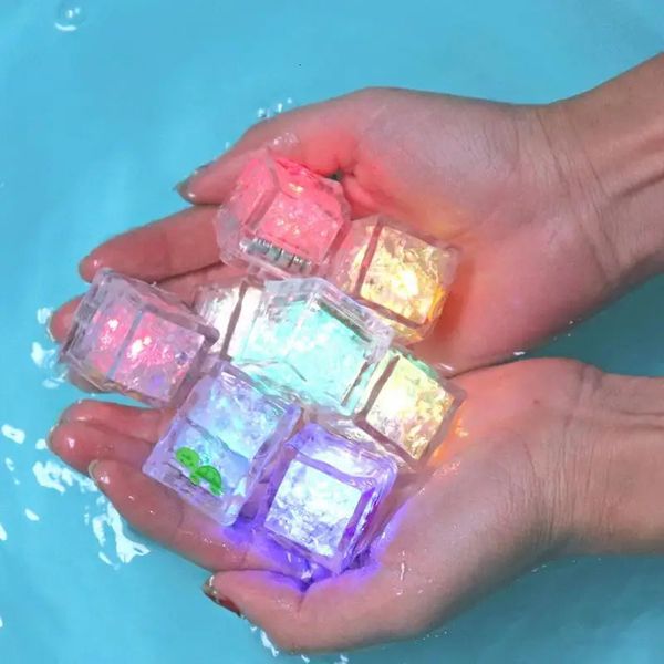 Babypartyspielzeug Eiswürfel funkelnde LED -Farblichte leuchtet Toys Badezimmerspielzeug Kinder Duschspielzeug 240506