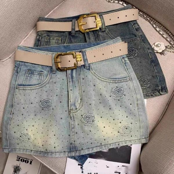 Neues Design Frauen Strass steckte Shinny Bling Rose Blume Relief Muster Jeans Jeans Rock mit Sicherheitsshorts in Smlxlxxl3xl