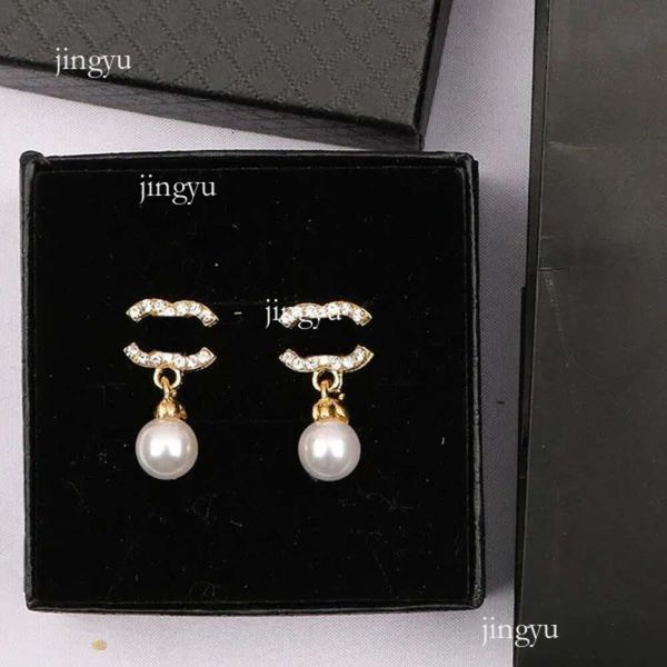 Designers de ouro Brincos da marca Letra do designer Ear Stud Women Crystal Pearl Brincho geométrico para WE 216166