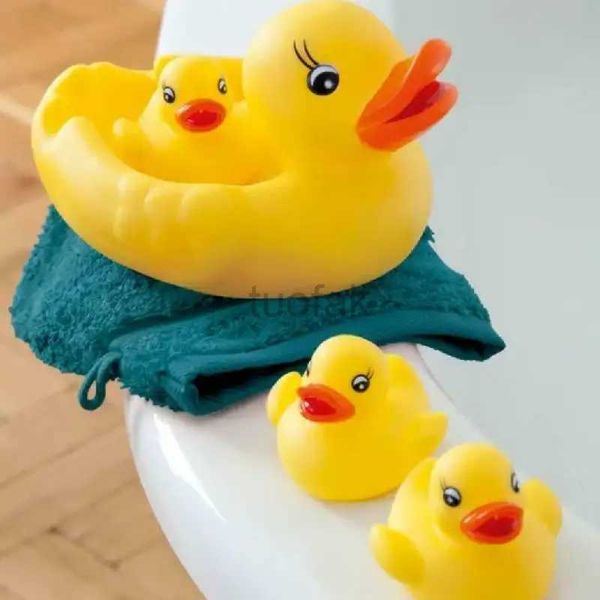 Bath Toys 4pcs Rubber Duck Family Ducks Squeaks Baby Charf Church Bathtub Bathtub Amarelo Duck Toy Presente para crianças meninos meninos meninos aniversário D240507