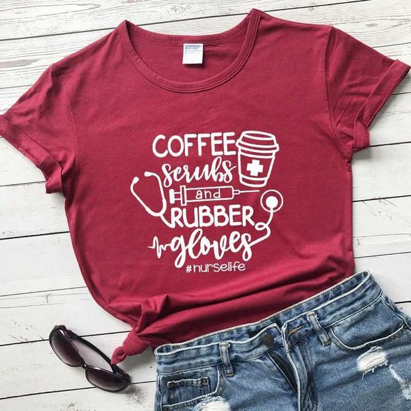 Maglietta da donna Scrub da caffè e guanti in gomma T-shirt Funny Nurse Life Quote Top Shirt Shirt Women Women Graphic Nursing Tshirt D240507