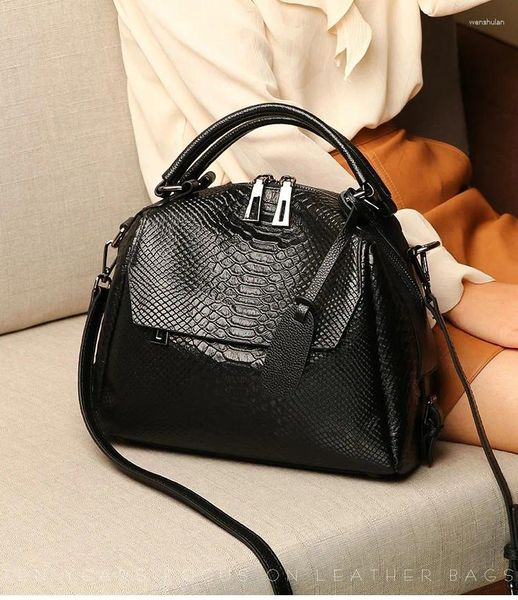 Bolsas de ombro saco feminino 2024 moda portátil camada superior camada versátil lazer de grande capacidade mensageiro