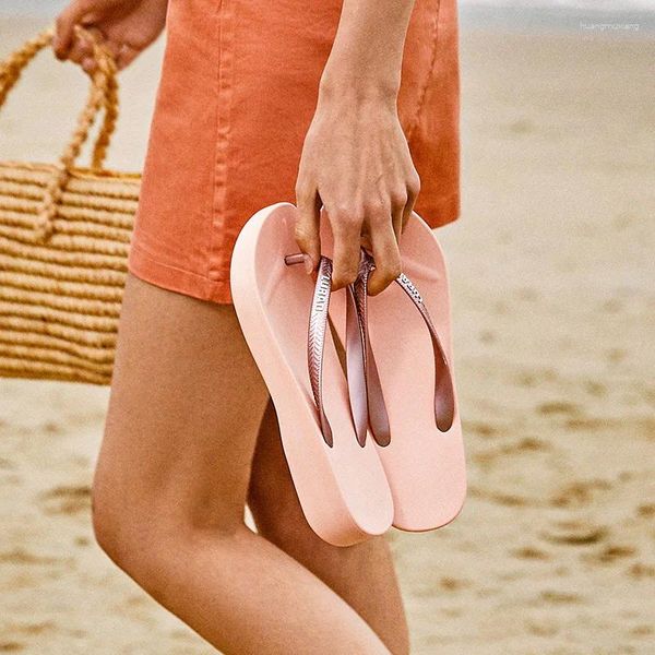Slippers 2024 Fashion Waters de verão chinelos flautas grossas mulheres casuais femininas lascas de praia plana sandálias preto bege rosa vermelho