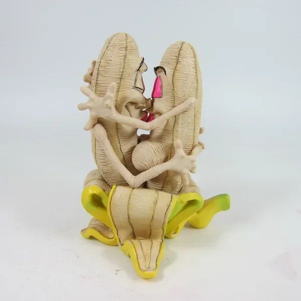 Sculture amanti delle bambole umoristiche baciando la raccolta di resine divertenti versione miserabile banana uomo e donna decorazione modello