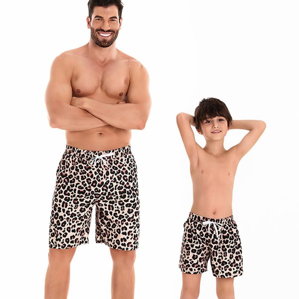 Designer di lusso da bagno europeo e americano genitore-bambino, pantaloncini da stampa per leopardi, abbigliamento per famiglie, pantaloni da spiaggia per bambini padre figlio