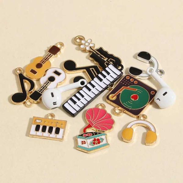 Keychains colhedas 10pcs misturam encantos de teclado de guitarra de esmalte engraçados Instrumentos musicais Pingente Fit Fit DIY Jóias Fazendo Acessórios Músicos Arcados