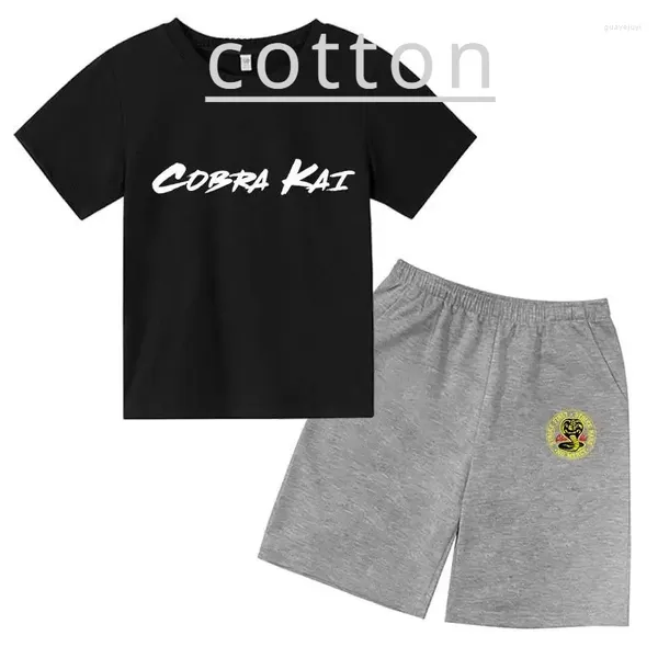 Roupas Conjuntos de roupas infantil cobra kai impressão de verão curto algodão shorts calças de calças de 2pcs ternos de 3 a 13 anos meninos meninos roupas de crianças roupas