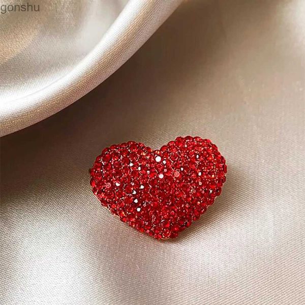 Broches de pinos vermelhos brilhantes All Shinestone em forma de coração Broche adequado para amantes femininas Lappel Love Pin Christmas Love Pin Dia dos Namorados Presente WX