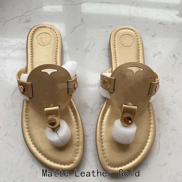 Designer Metallic Patent Matte Lederrutschen T- und B-Tanga-Sandalen für Frauen lässig Slip-on Flip Flops in weißem schwarzem gelben rosa Silber 35-43 mit Box 556