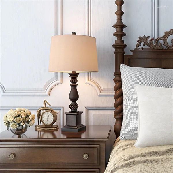 Lampade da tavolo europea Romantica romantica Resin marrone American American Retro Fabric Lampshade Lampshade per letto a letto FDB001