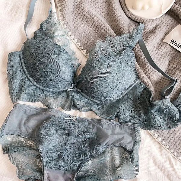 Puro desejo e lingerie de renda sexy reunidos, mostrando seus seios grandes e grossos sem um conjunto de sutiã de anel de aço 240425