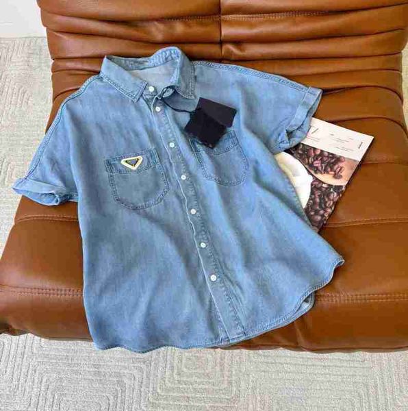 Damenblusen -Shirts Designer 2024 Sommerdreieck Kurzärmelig Denim Shirt Damen Design Sinn kleines und beliebtes Polo -Hals -Shirt VH0N