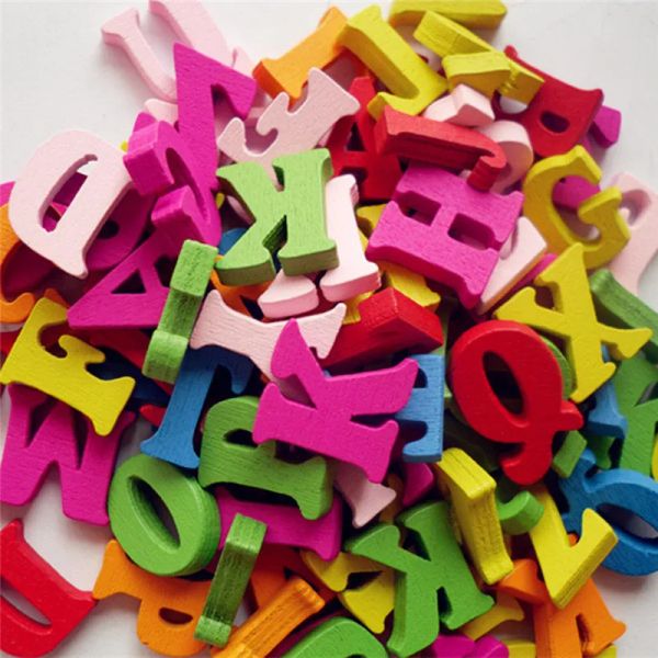 Ornamenti 100 pezzi Lettere di legno decorative colorate lettere alfabeto in legno per bambini giocattoli per la prima educazione per la festa all'ingrosso