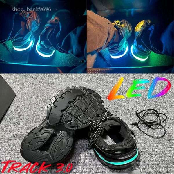 Designer 2024 Sneaker de pista LED para homens Moman Shoes Shoes Track Runner Led Gomma Leather Gray Treinador Nylon Impresso Sneakers Sneakers Faixas Luz Tamanho 45 Platm S S