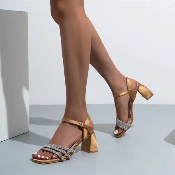 Scarpe casual sandali di rinestone 2024 tacchi a blocchi estivi vendita della tuta da donna femmina beige di grandi dimensioni di grandi dimensioni ragazze nere folli com