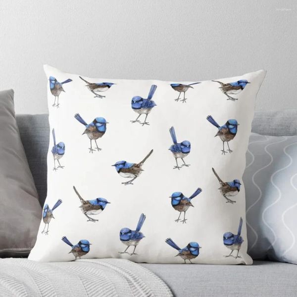 Подушка синий wrens, разбросанный на белом диван -диван -диван