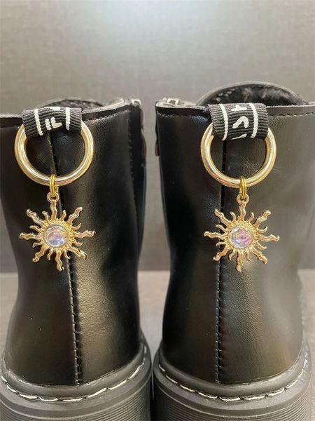 2 pezzi Ciondoli per scarpe da sole di gioielli di lusso per stivali per la personalità decorazione a sospensione decorazione in lega di decorazione con fibbia per donne scarpe da donna accessori fai -da -te 240506