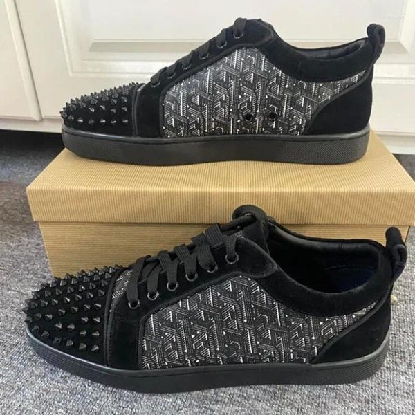 Lässige Schuhe samt niedrige Spikes Männer flache schwarze Gummi -Sohle Schnürniete Runde Zehen Freizeit -Sneaker Größe 46 Real Po