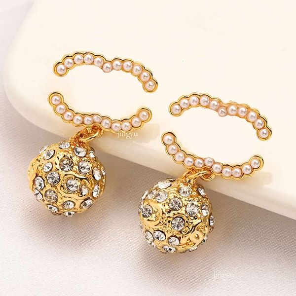 Brincos de designer de aço inoxidável dourado, garanhão da marca Mulheres Carta da marca Diamond Pearl Breating Jóias de casamento 636911