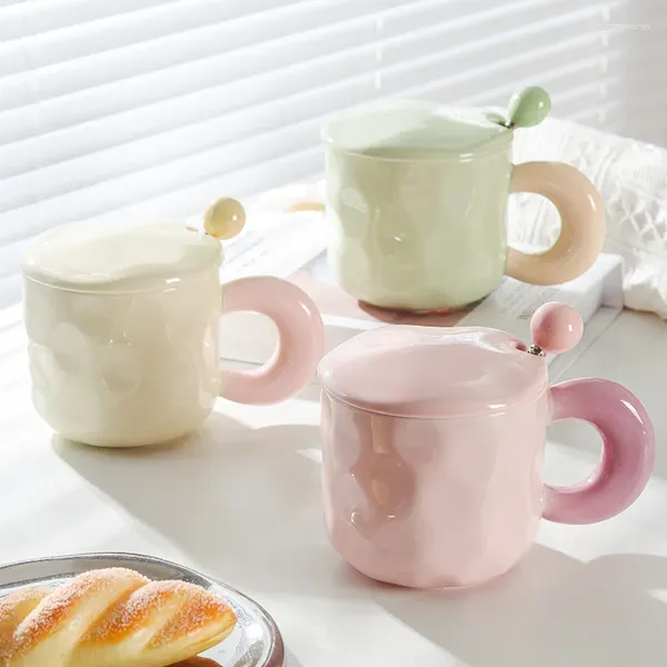 Tazze di tazza di caffè in ceramica con copertina allacciata scoop un livello di aspetto alto ragazza carina