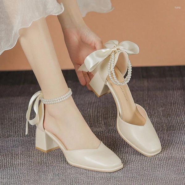 Отсуть обувь задний rbbion лук высокие каблуки Женщина лодыжка жемчужина сандалии с бисером 2024 квадратные носки насосы.