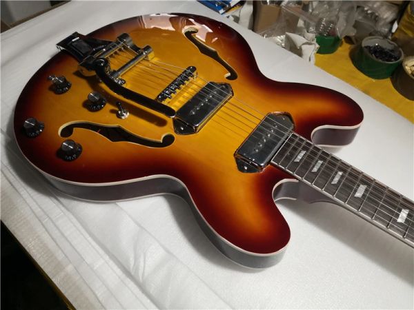 Gitarre chinesische Gitarrenfabrik benutzerdefinierte neue Tabakfarbe Semihollow Jazz E -Gitarre auf Stock 62