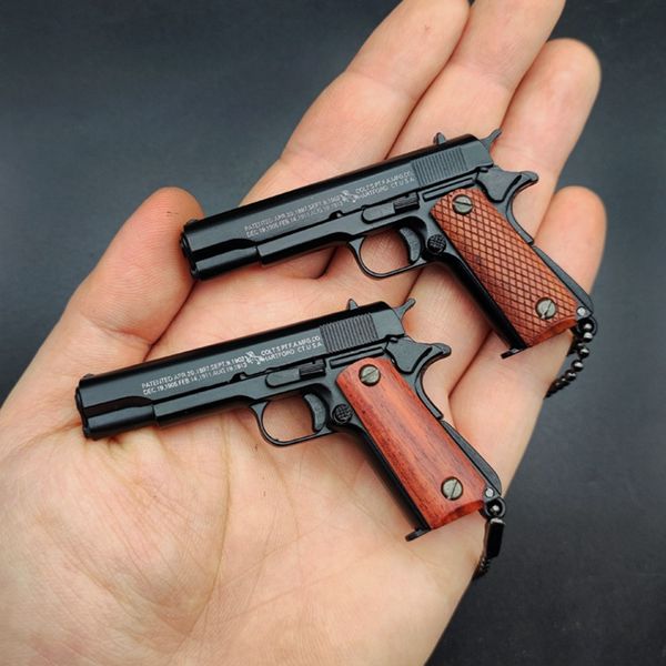 Mini Coleção Pingentes 1: 3 HuSolha de madeira preto 1911 Modelos de armas Ligição Pistola destacável Pistola de chaveiro de chaveiro pingente de pingente de metal pingente de metal brinquedo 053