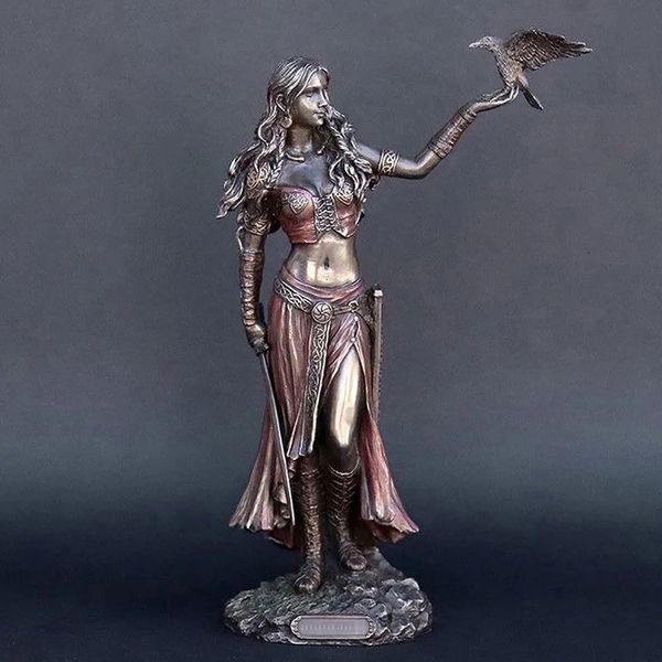 Statue di resina di alta qualità Morrigan La dea celtica della battaglia con la statua di finitura in bronzo di crow spada per la decorazione della casa 240506