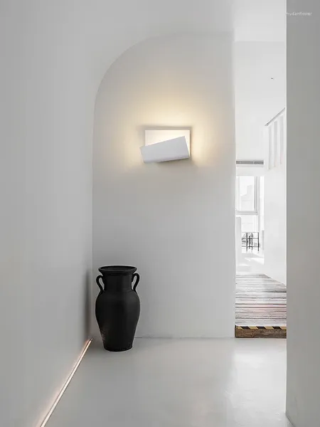 Lâmpada de parede minimalista de quarto branco quadrado de cabeceira pós -moderna sala de estar criativa escada de escada de decoração de fundo