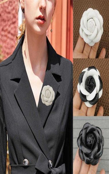 Preto branco de couro genuíno camélio broches de arco de flores para mulher grande tamanho de fita broto de broche de broche de vestido acessórios de camisa 33345787