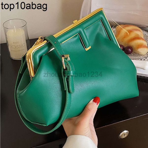 Fendig Bags F bolsa de saco de atacado fábrica de fábrica de couro retro verde bolsas de moda de rua tendência de cor sólida bolsa de couros de couros simples corker metal fivela backp preto