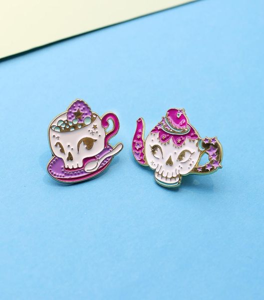 New Cartoon Skull Tea Tasse Kessel Broschen Skelett weiß lila süße Pins Metall Mode Schmuck für Frauen Männer Lappel Denim Jack6174921