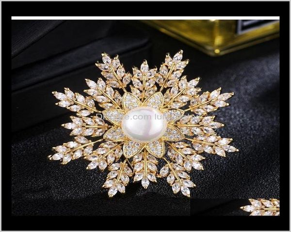 Fashion Women Women Big Pearl Flower Crystal Rhinestone Snow Flake Pins Gold Silver Cor per Lady Gift Designer Jewelry 5Teat SRN4L5454326